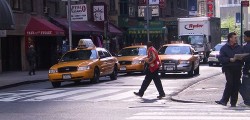 File de taxi dans la rue à New York