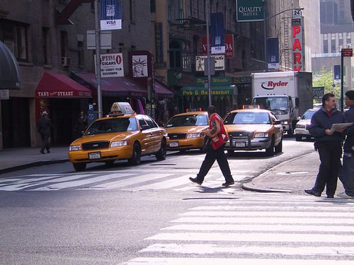 File de taxi dans la rue à New York